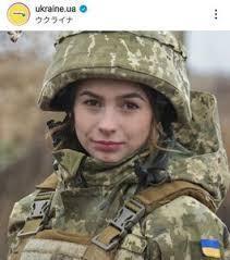 ウクライナの女性兵士らの姿に反響…３万人超の女性が戦闘に参加、銃を持つ高齢女性の姿も
