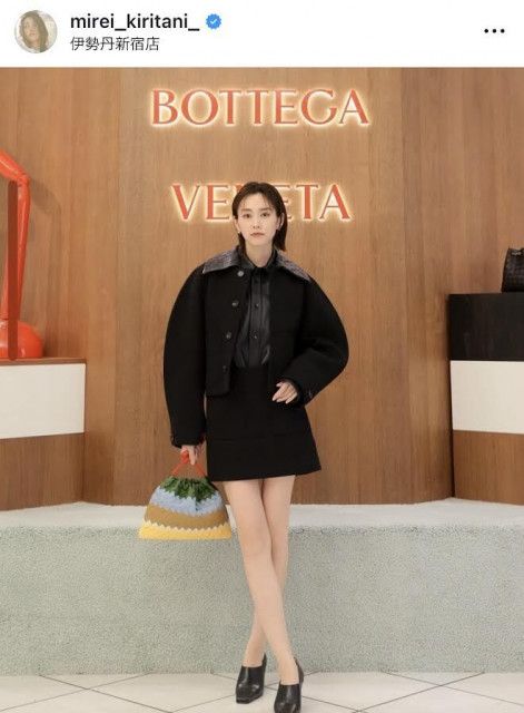 『桐谷美玲』ミニスカ黒コーデの美脚に「スタイルが神」
