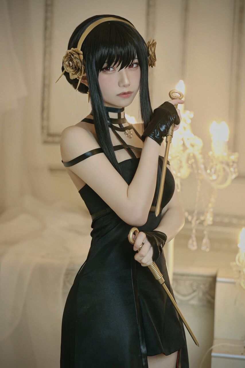 『えなこ』「SPY×FAMILY」ヨルのコスプレで魅了