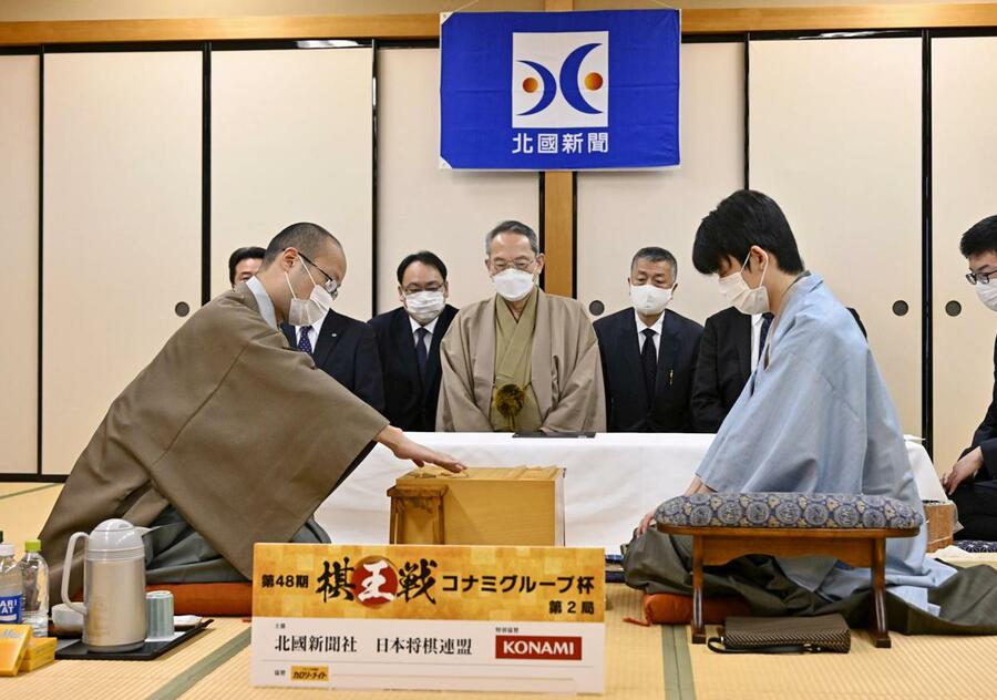 『藤井聡太』「ロマンのある角打ち」に解説陣から歓声 ファンも「藤井ビームだ！」