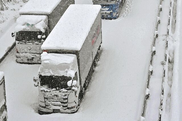 『大雪 通行止め』新名神高速道路で約10キロにわたり車が立ち往生