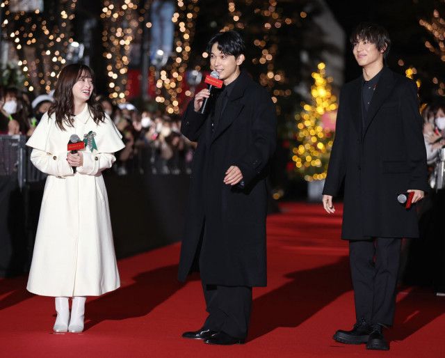 『橋本環奈＆中川大志』共演映画「ブラックナイトパレード」のレッドカーペットで仲良く…