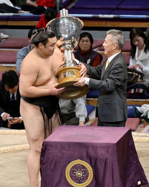 【喜び】大関霧島、健闘を結び前の賜杯で讃える！次は横綱 !!!!!