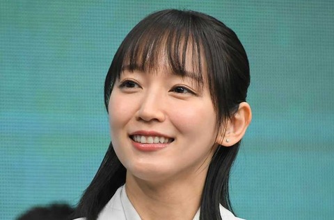 吉岡里帆が恋人にしたいランキング殿堂入り！