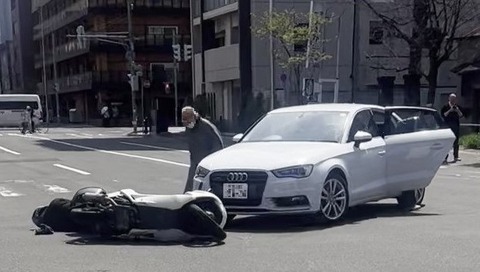 	【札幌・事故の瞬間】バイクと乗用車が出合い頭に衝突…ライダー投げ出される！