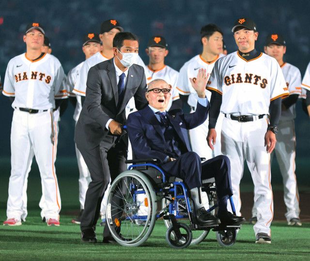 【巨人】奇跡の瞬間！長嶋茂雄氏・新監督と選手たちを激励 !!!!! 歓喜！