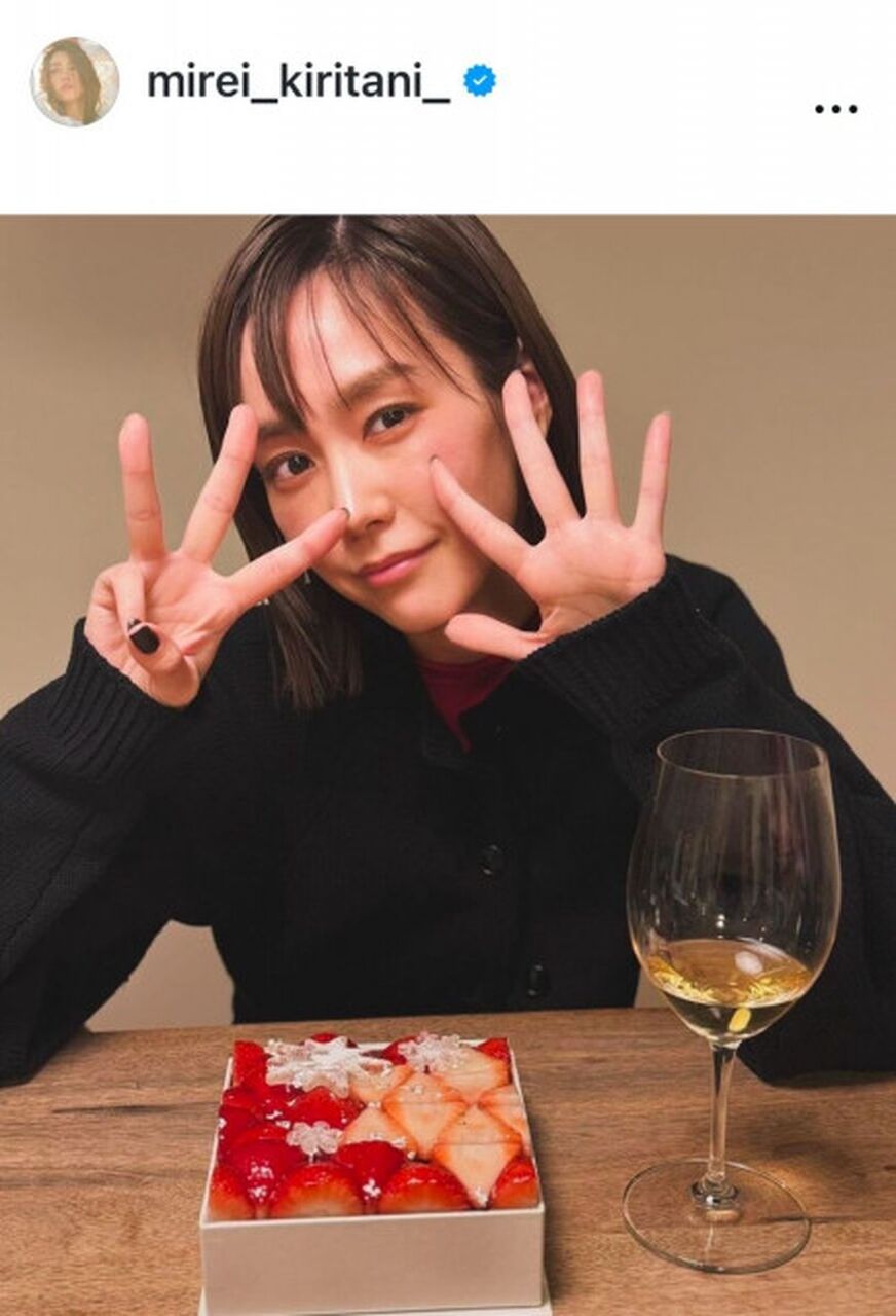 【美脚】桐谷美玲、ミニスカ黒コーデさすがのスタイル！「ママには見えない」
