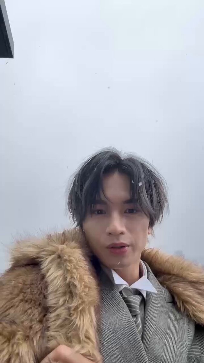 【破壊力】中島健人、小樽で“彼氏感MAX”の黒縁メガネSHOT！
