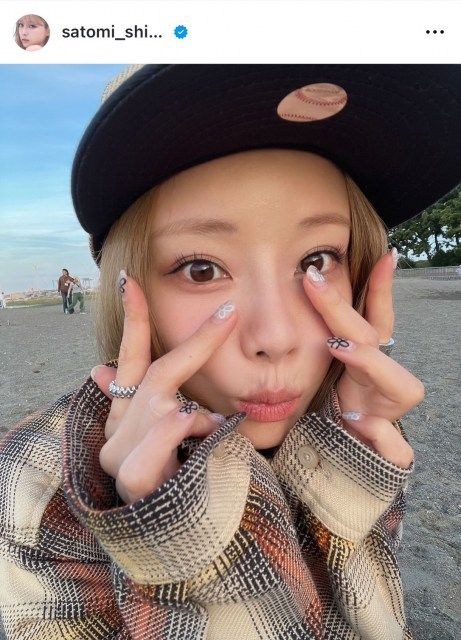 【美脚】重盛さと美の超ミニスカ姿！しゃがむ太ももショットに「史上最強」の声