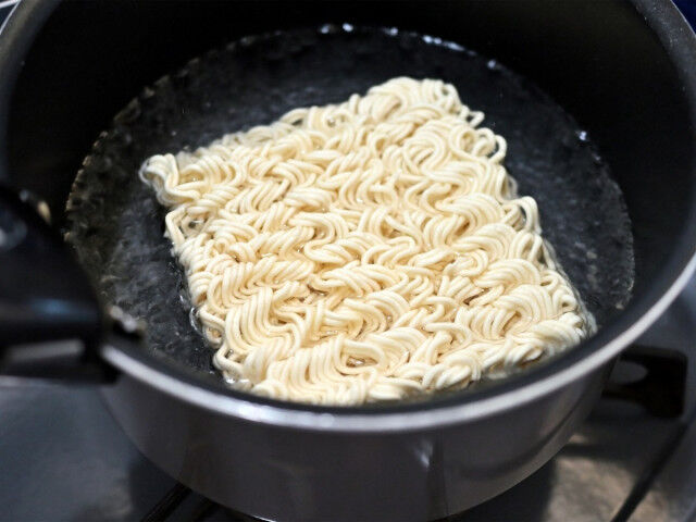 【必見】おおおおっ！『火を止めてから入れる』袋麺の粉末スープの理由とは？