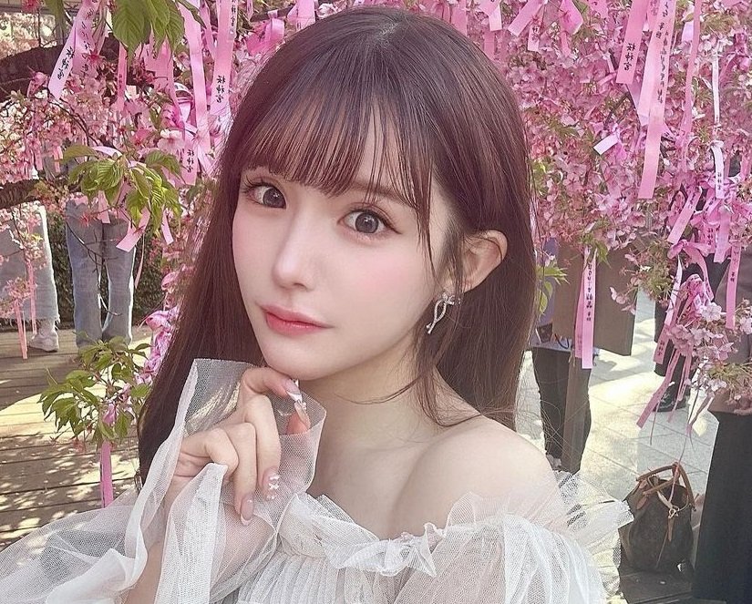 【衝撃】 整形総額2000万円超えモデルの驚愕コスプレ変貌！
