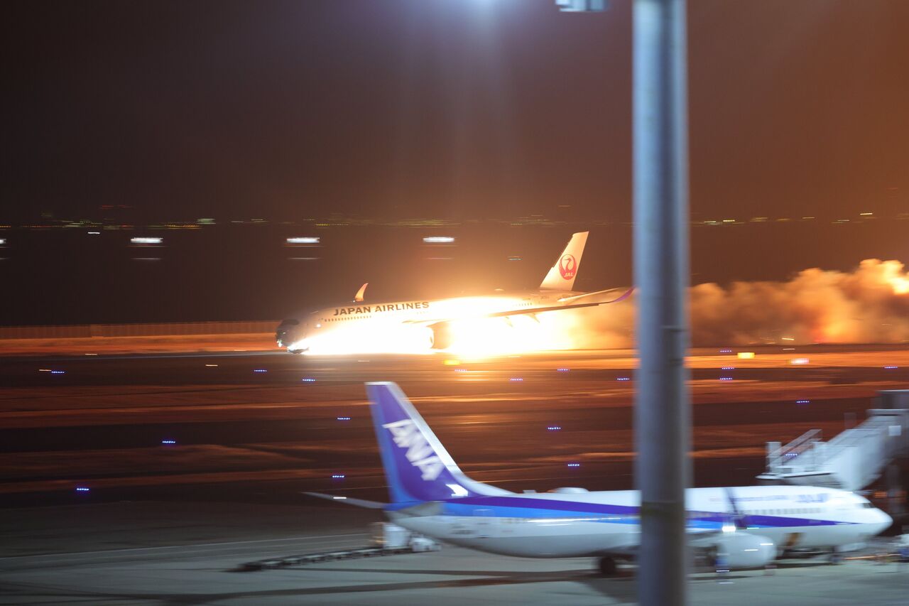 【緊張】JAL機長、CAの勇気！…逃げ遅れた乗客を出さずに無事脱出!!!