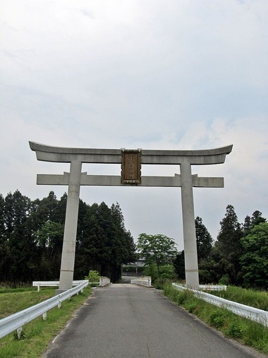 800px-Torii_gate_of_Taka-jinja_shrine