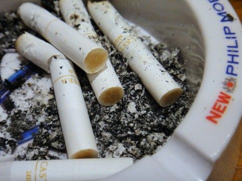 灰皿にコーヒーの粉で消臭効果 ライフハックエコノミー