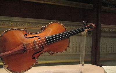 15_640px-Stradivarius_violin_in_the_royal_palace_in_madrid