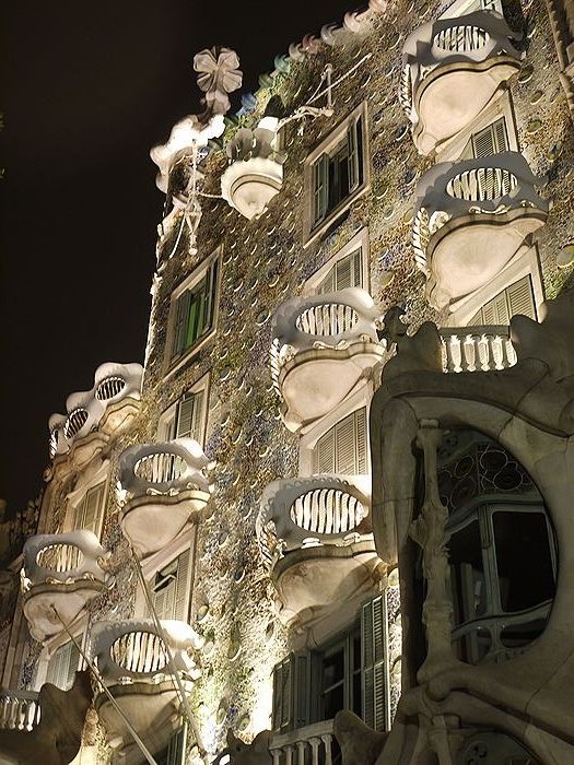 現在 ポルトガル スペイン周遊中 10 ライトアップのガウディ建築 Trikehawks トライクホークス の旅日記