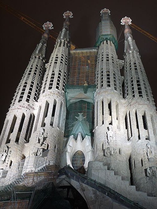 現在 ポルトガル スペイン周遊中 10 ライトアップのガウディ建築 Trikehawks トライクホークス の旅日記