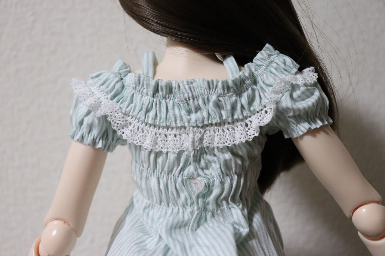 背中のボタンを留める フリフリとロングスカートを見ると幸せ