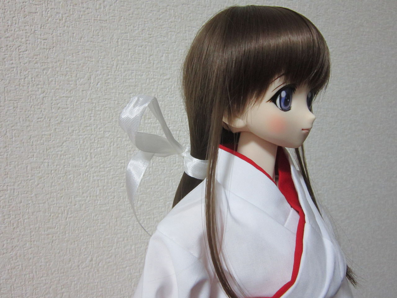 白いリボンで髪を結ぶ フリフリとロングスカートを見ると幸せ