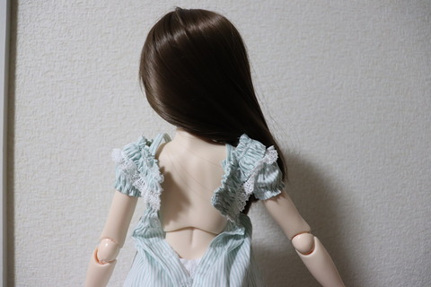 背中のボタンを留める フリフリとロングスカートを見ると幸せ