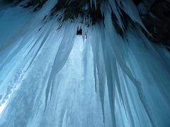 ice-curtain-16573_640落ちてきそうなつらら