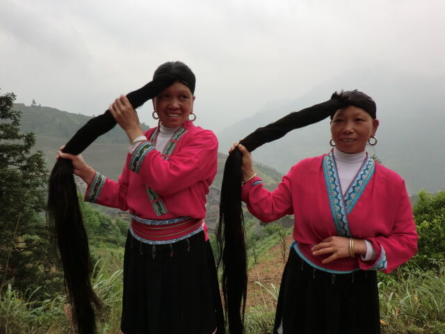 衝撃 中国には一度しか髪を切らない女性たちが住む村がある トリビアタイムズ