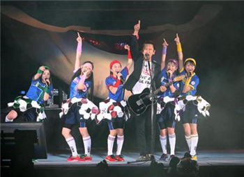 【音楽】ももいろクローバーZ大暴れで6万人熱狂！豪華ゲストも続々…「ももクロ夏のバカ騒ぎ WORLD SUMMER DIVE　2013」