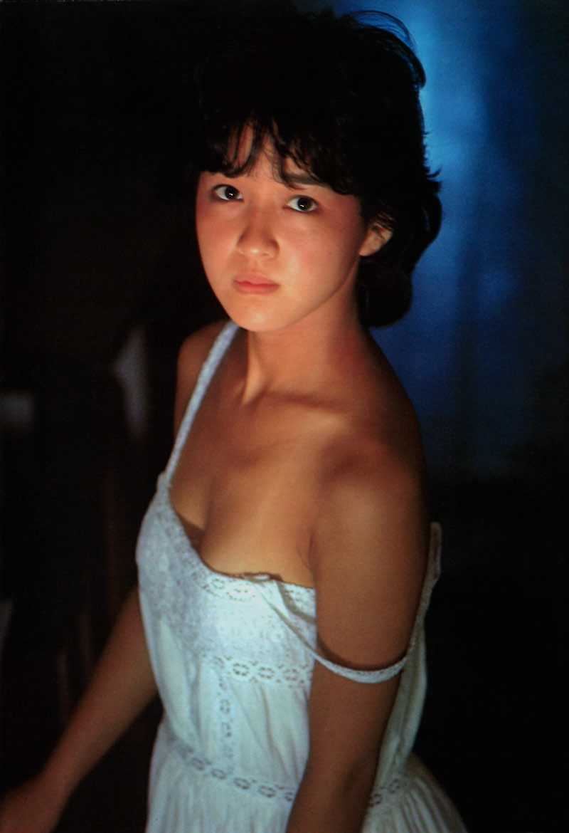 吉岡里帆が写真集のアザ―カットを公開 ...