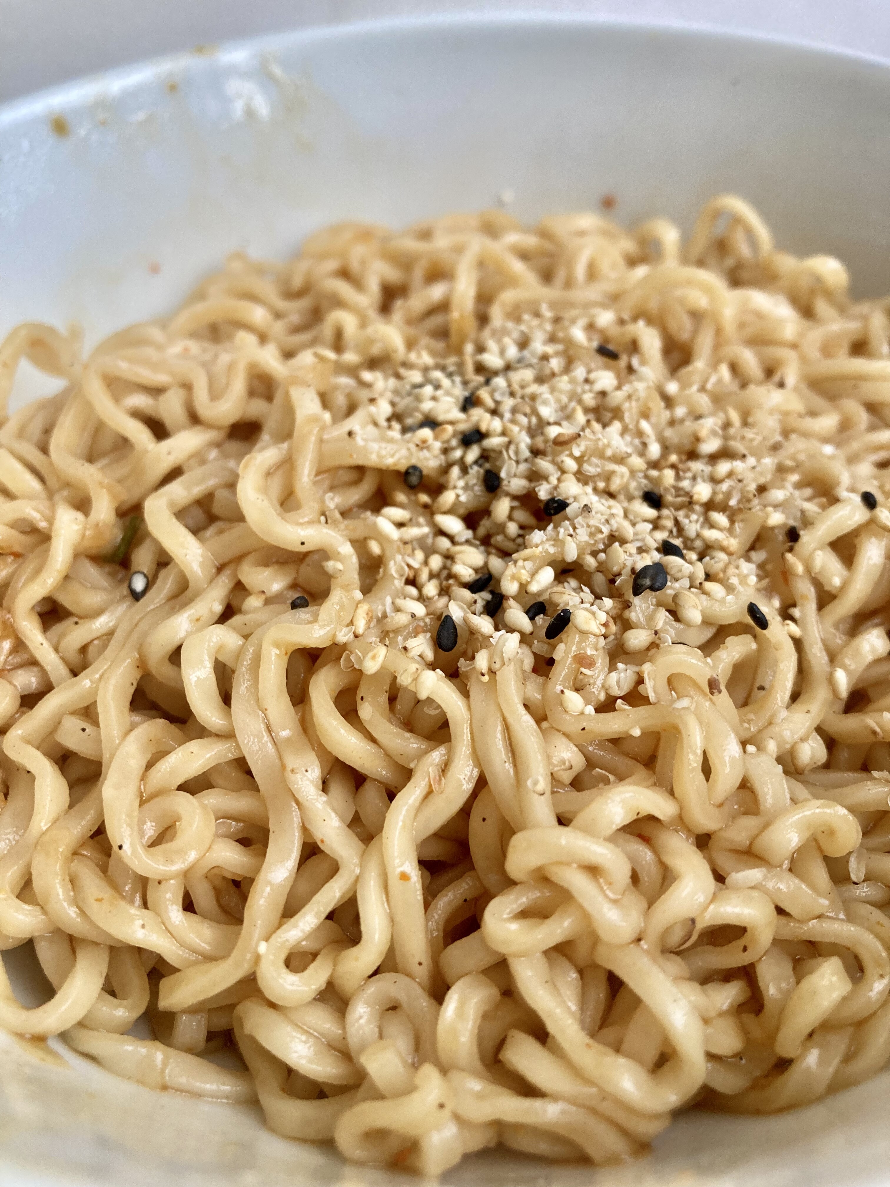 サッポロ一番 ごましょうゆ味 の味わいに リュウジさんのアレンジレシピである辛口オイスター味のまぜそばをかけ合わせて仕上げました インスタントラーメン 袋麺 Trunk Diary