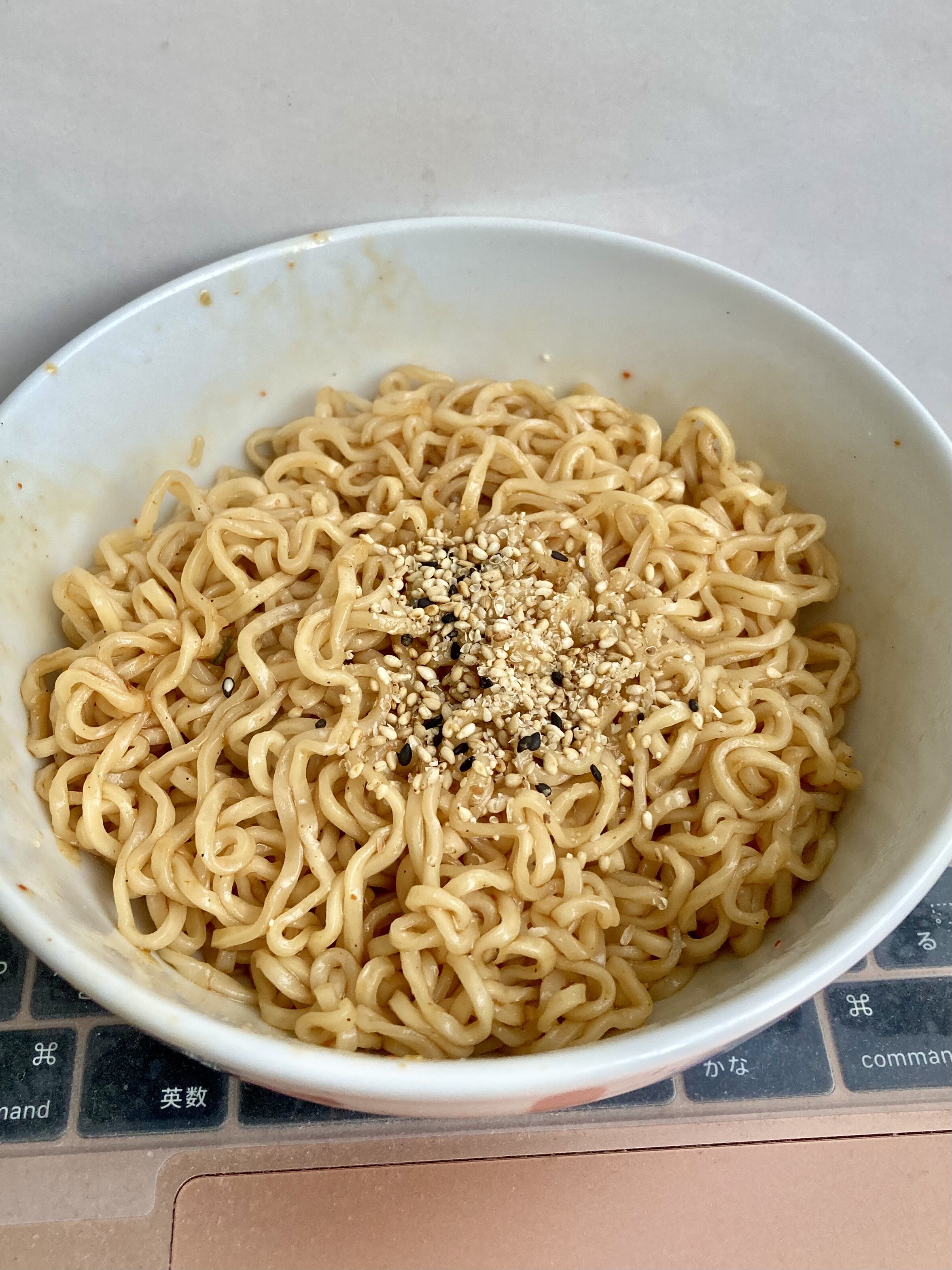 サッポロ一番 ごましょうゆ味 の味わいに リュウジさんのアレンジレシピである辛口オイスター味のまぜそばをかけ合わせて仕上げました インスタントラーメン 袋麺 Trunk Diary