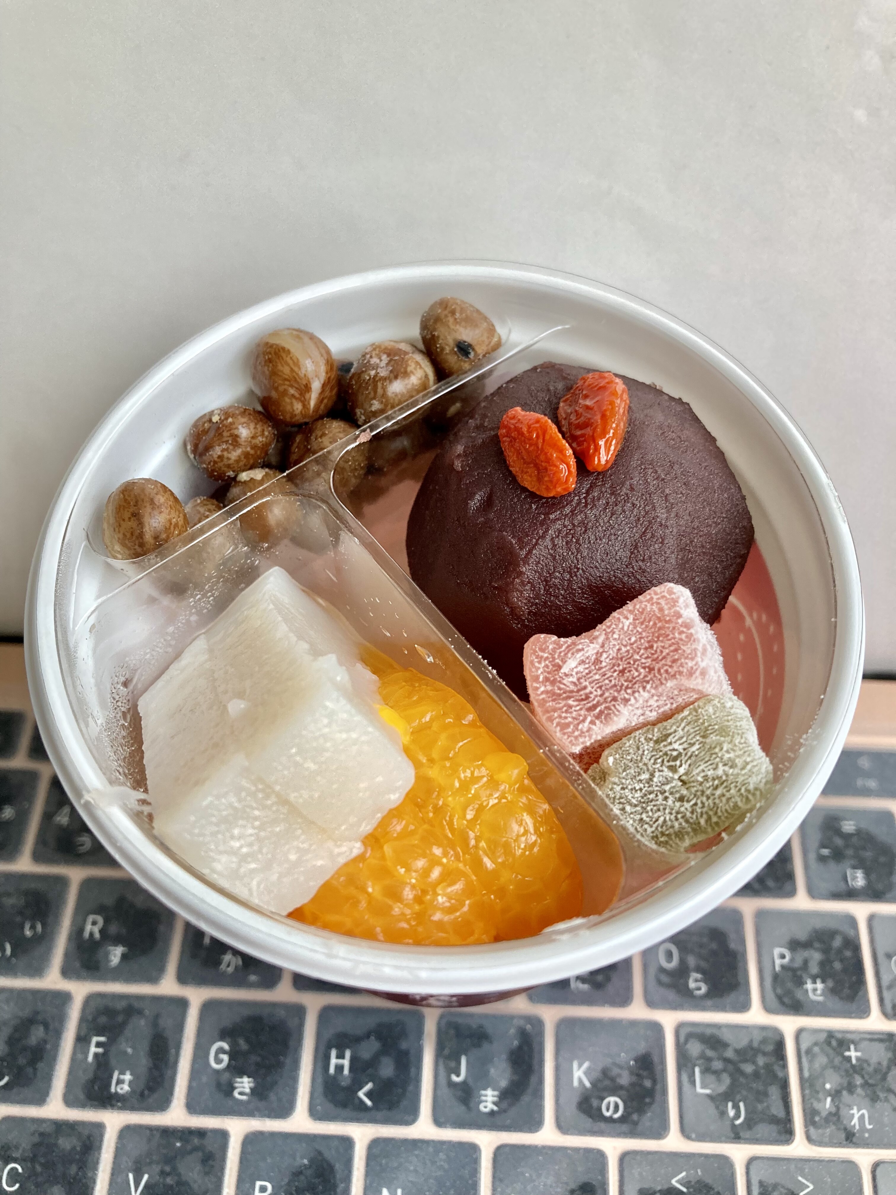 国産天草使用で他とは違う食感の寒天と自家製のこし餡 求肥 そして 船橋屋くず餅 が入った特製あんみつ 船橋屋 あんみつ くず餅入りあんみつ くず餅 Trunk Diary