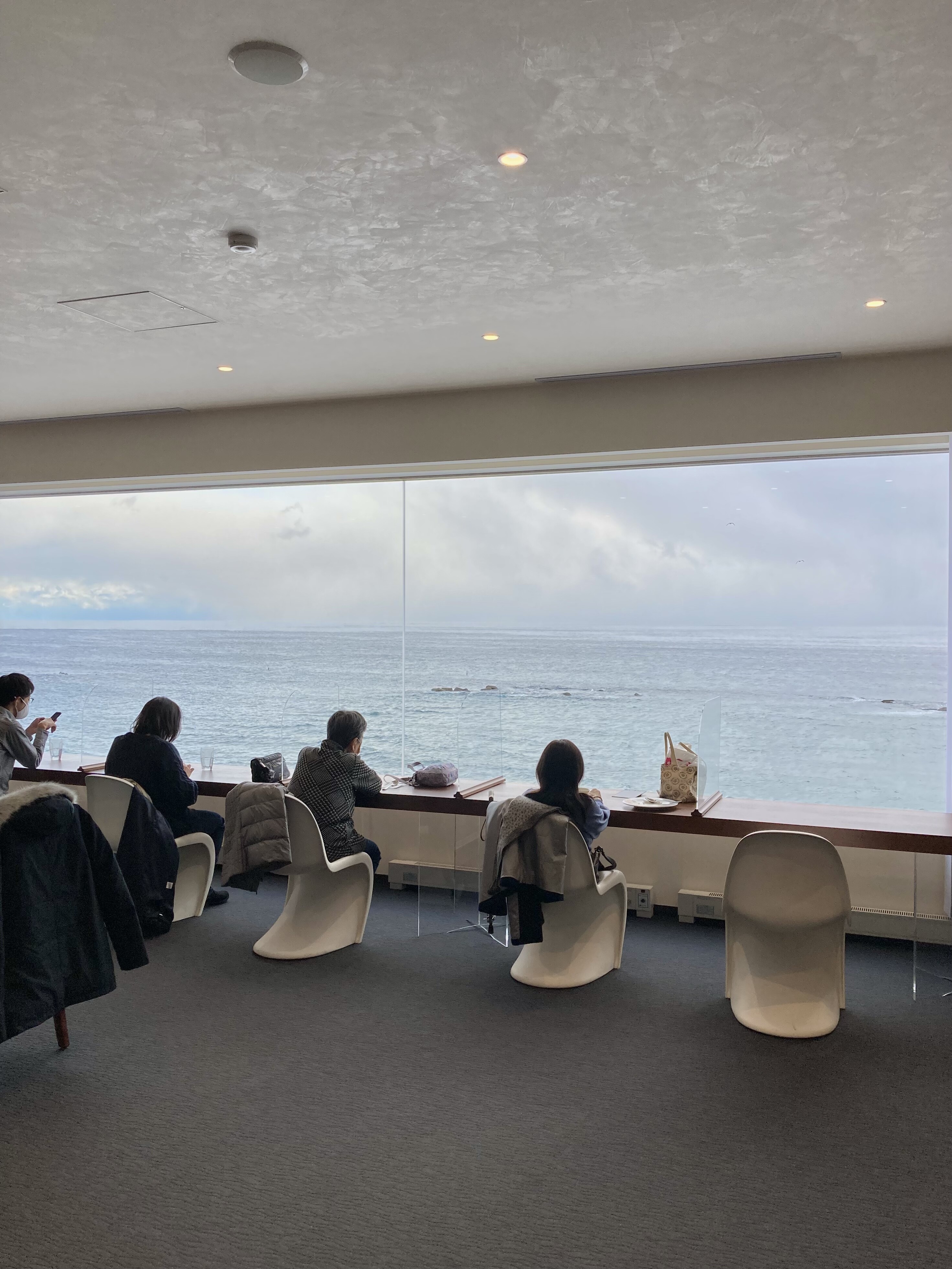 大きな窓 六花亭 漁火通店 六花亭漁火通店 北海道 函館市 金堀町 函館 大森浜 Trunk Diary