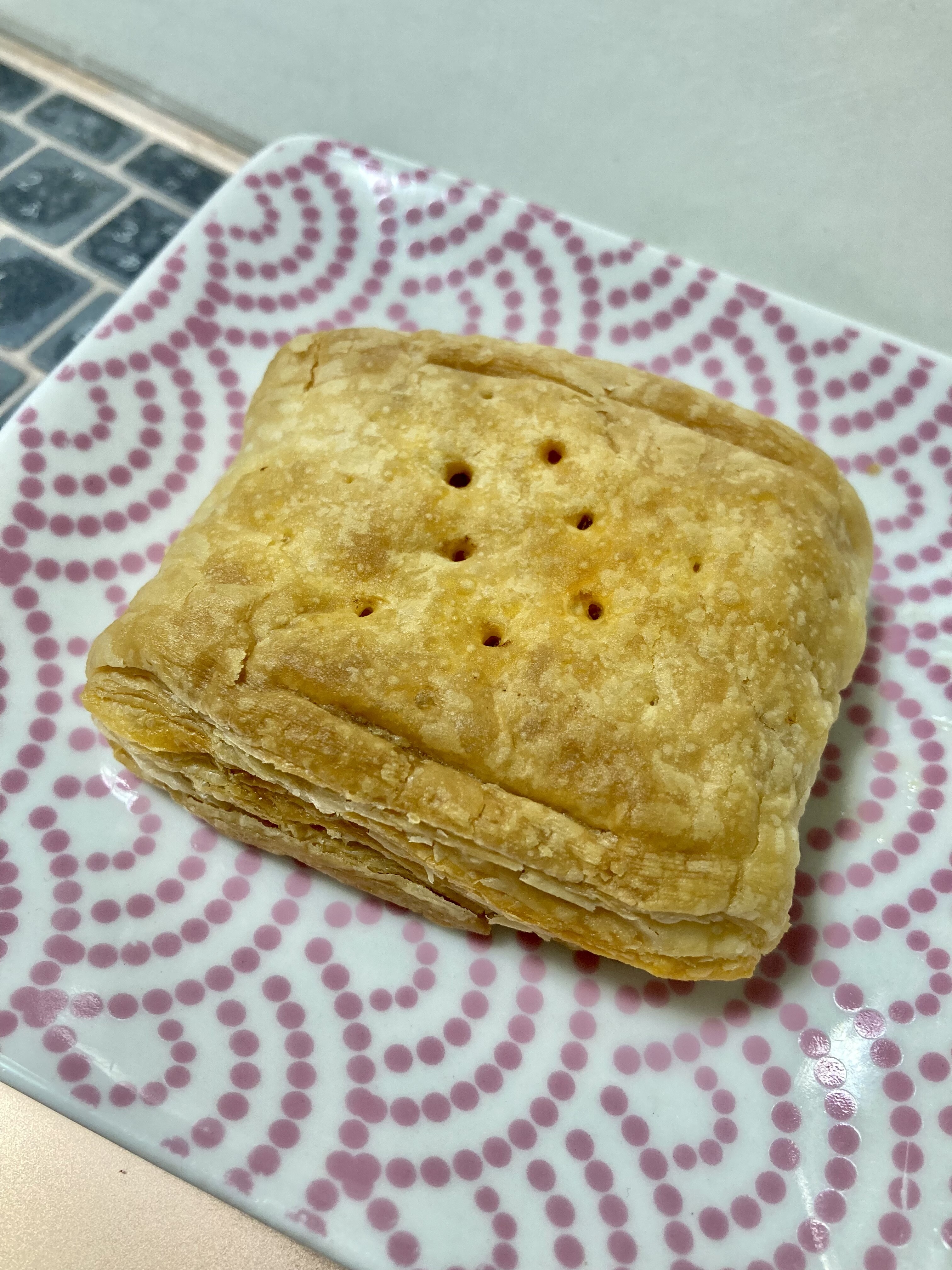 手亡豆とベーコンのトマト煮をパイで包んで焼き上げました オーブントースターで３分ほど温めますと一層香ばしくお召し上がりいただけます 六花亭 ポロシリ ポロシリパイ Trunk Diary