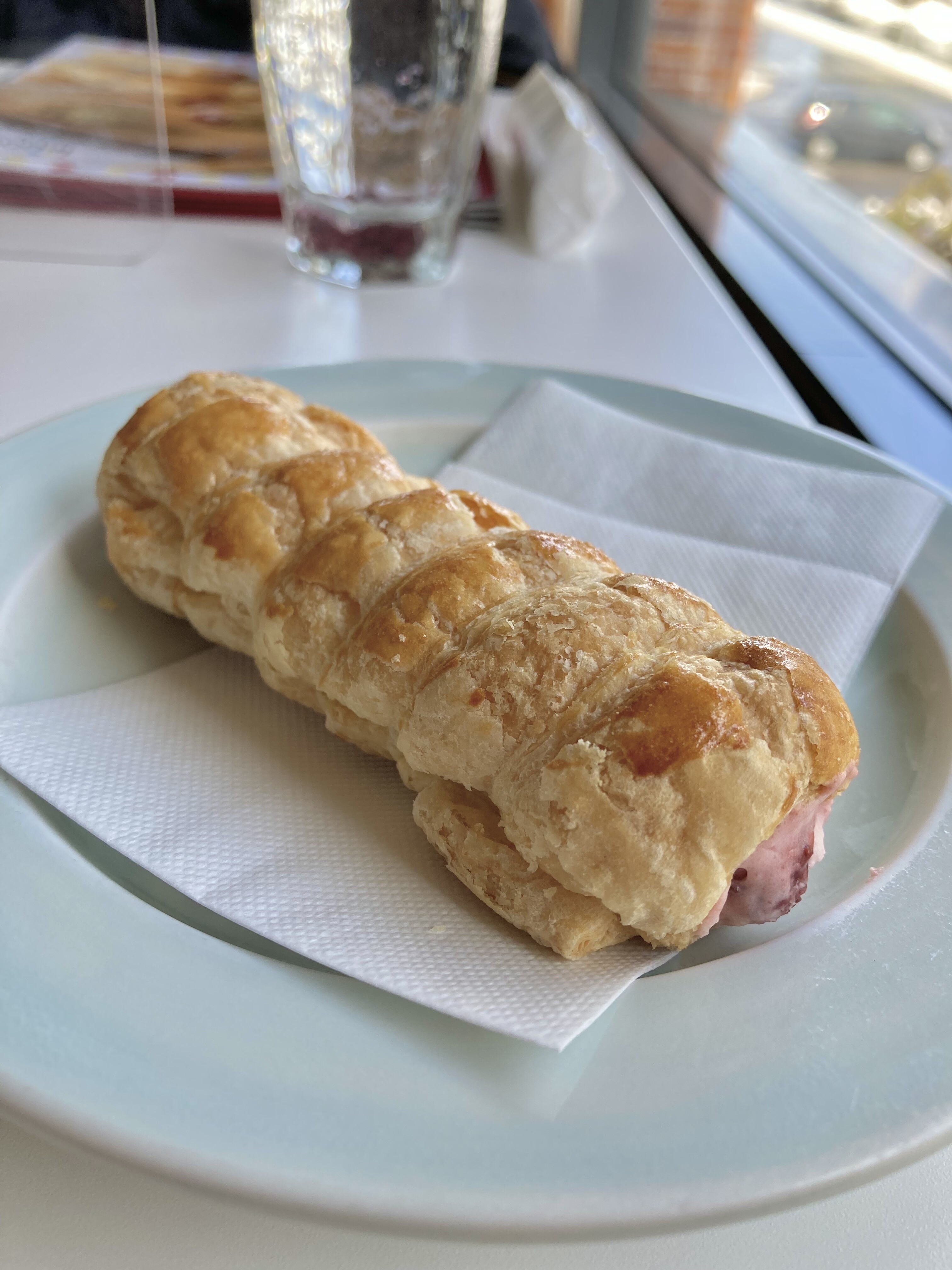 甘いヤツ 西三条店オリジナル サクサクパイ 苺ヨーグルト 六花亭 西三条店 六花亭西三条店 北海道 帯広市 十勝 帯広 Trunk Diary