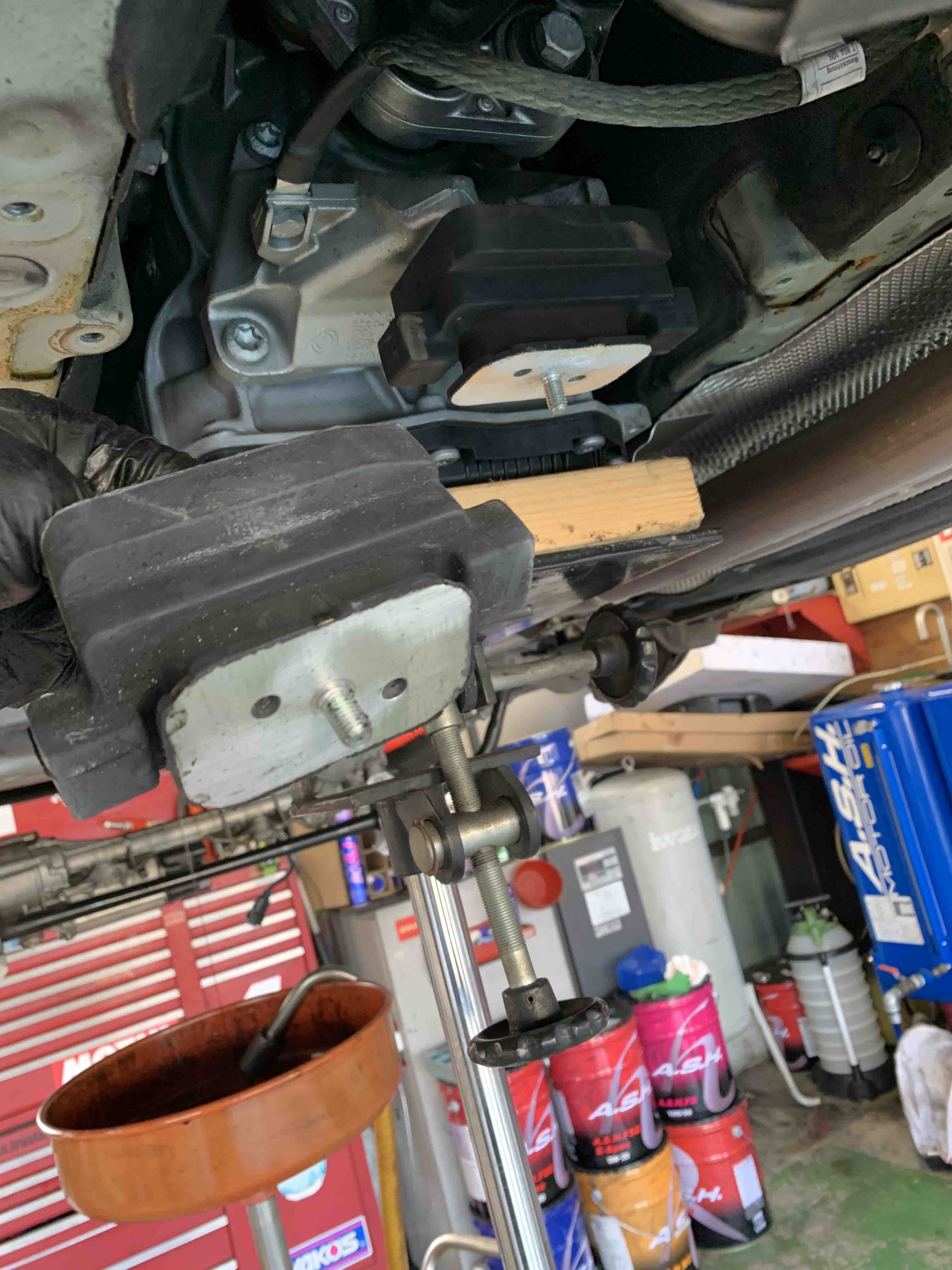 Bmwのf10のオイル漏れ修理とエンジンマウント ミッションマウント交換 輸入車販売修理のトラストオート