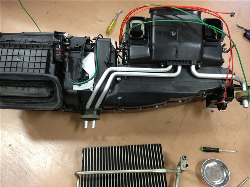 W210後期e240ワゴン並行車のエアコン修理 エバポレーター交換 輸入車販売修理のトラストオート