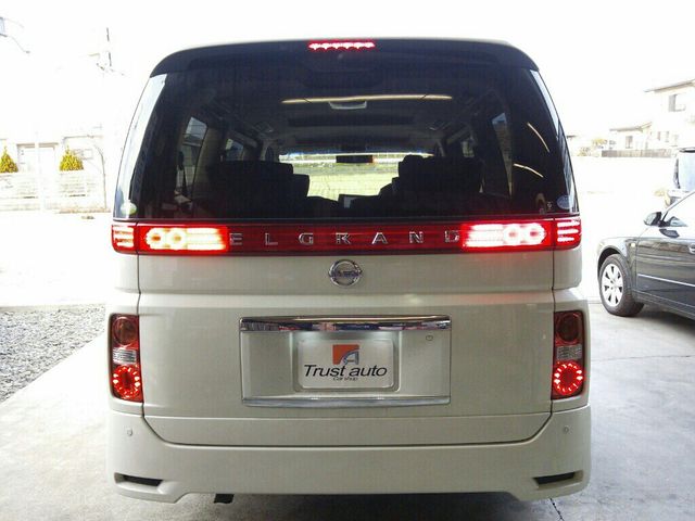 日産エルグランドE51後期 LEDアッパーテールランプ交換 : 輸入車