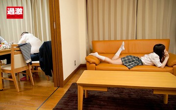 上司が寝ている隣の部屋で娘の女子○生を壁に押し付け子宮に精子がかかるほど奥... : チャメログ