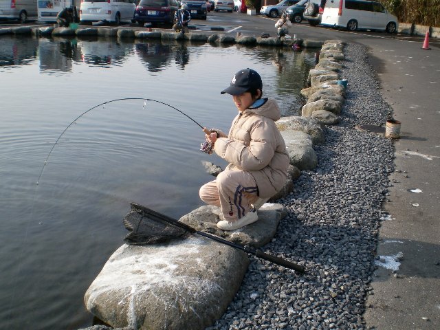 今日は親子で朝霞ガーデン 本を読む 魚を釣る