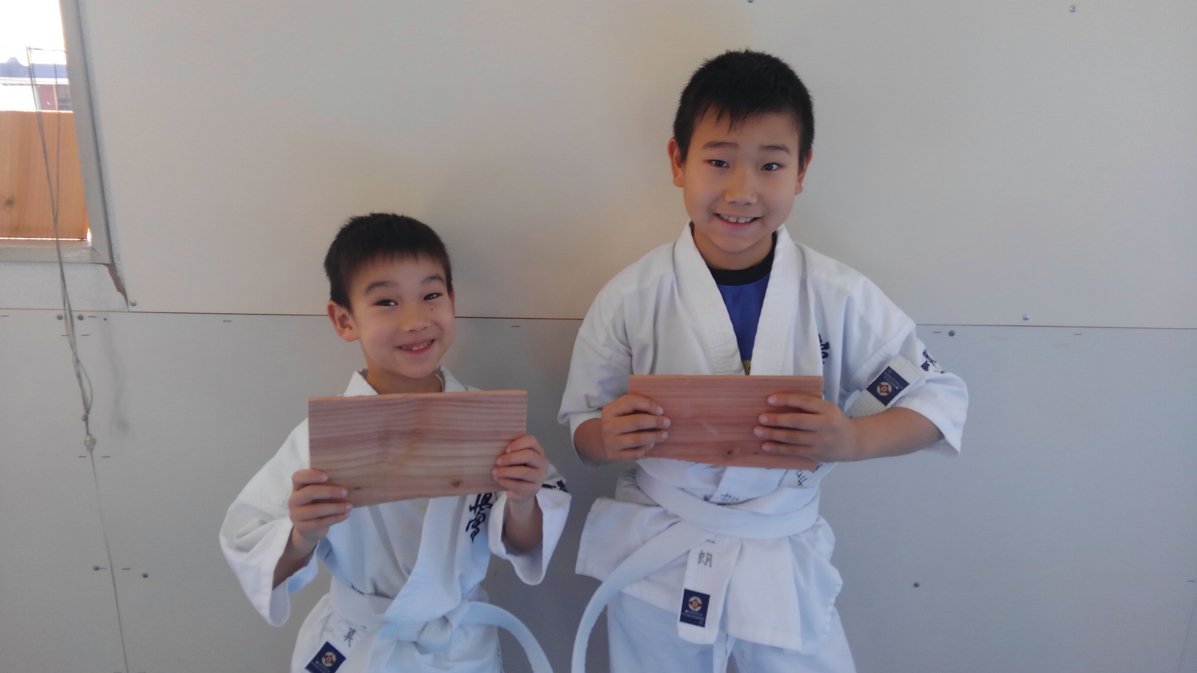 板割りの写真 天 地球に優しい空手道場 目指して 土浦道場 神立道場 龍ヶ崎道場 埼玉久喜道場