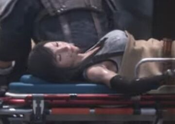 【悲報】FF7Rのティファ、担架で運ばれるもおっぱいがはみ出るwwwのトップ画像