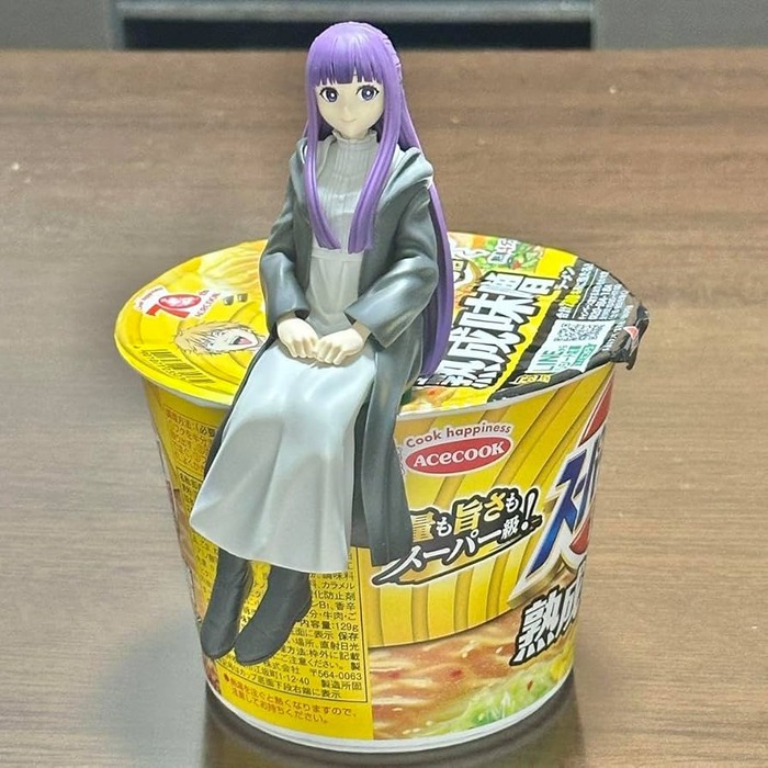 フェルン、重すぎてカップラーメンの蓋を破壊のトップ画像