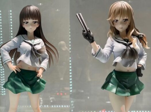 【画像】娘の制服着てる母親フィギュアでパンツの色が判明wwwwwのトップ画像