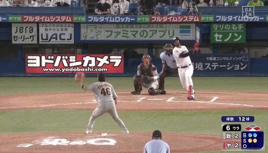 ヤクルト・サンタナ　バットを折りながら勝ち越しタイムリー！