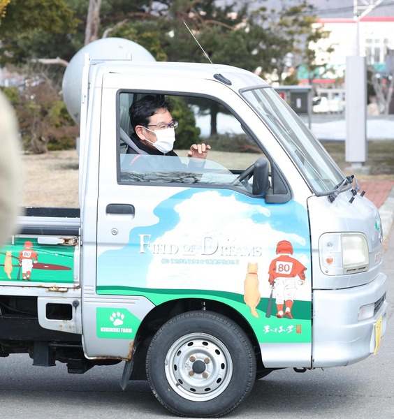 【画像】栗山監督、マイカーの軽トラで登場する