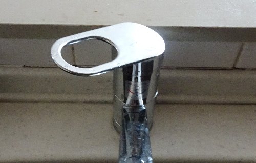 システムキッチンの混合水栓から水漏れ床がびしょびしょに。交換しました