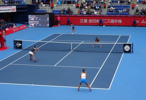 有明コロシアムで三菱 全日本テニス選手権の女子ダブルス決勝戦