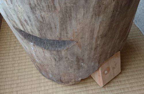 古い木の臼を修理しました。