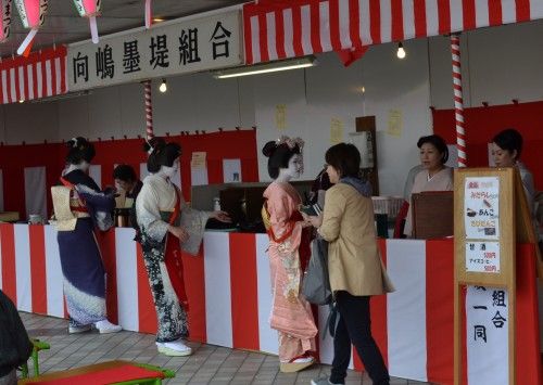 向島芸者さんの「芸妓茶屋」でお団子をいただく