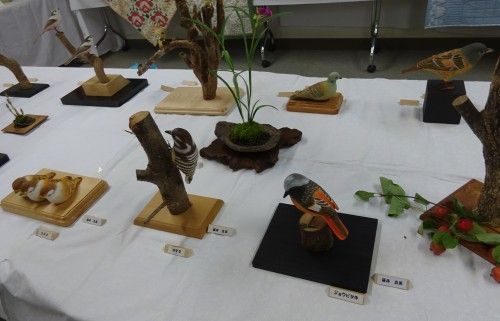 バードカービングサークルの作品展 横浜市の浦島丘中学校のコミュニティハウスまつり